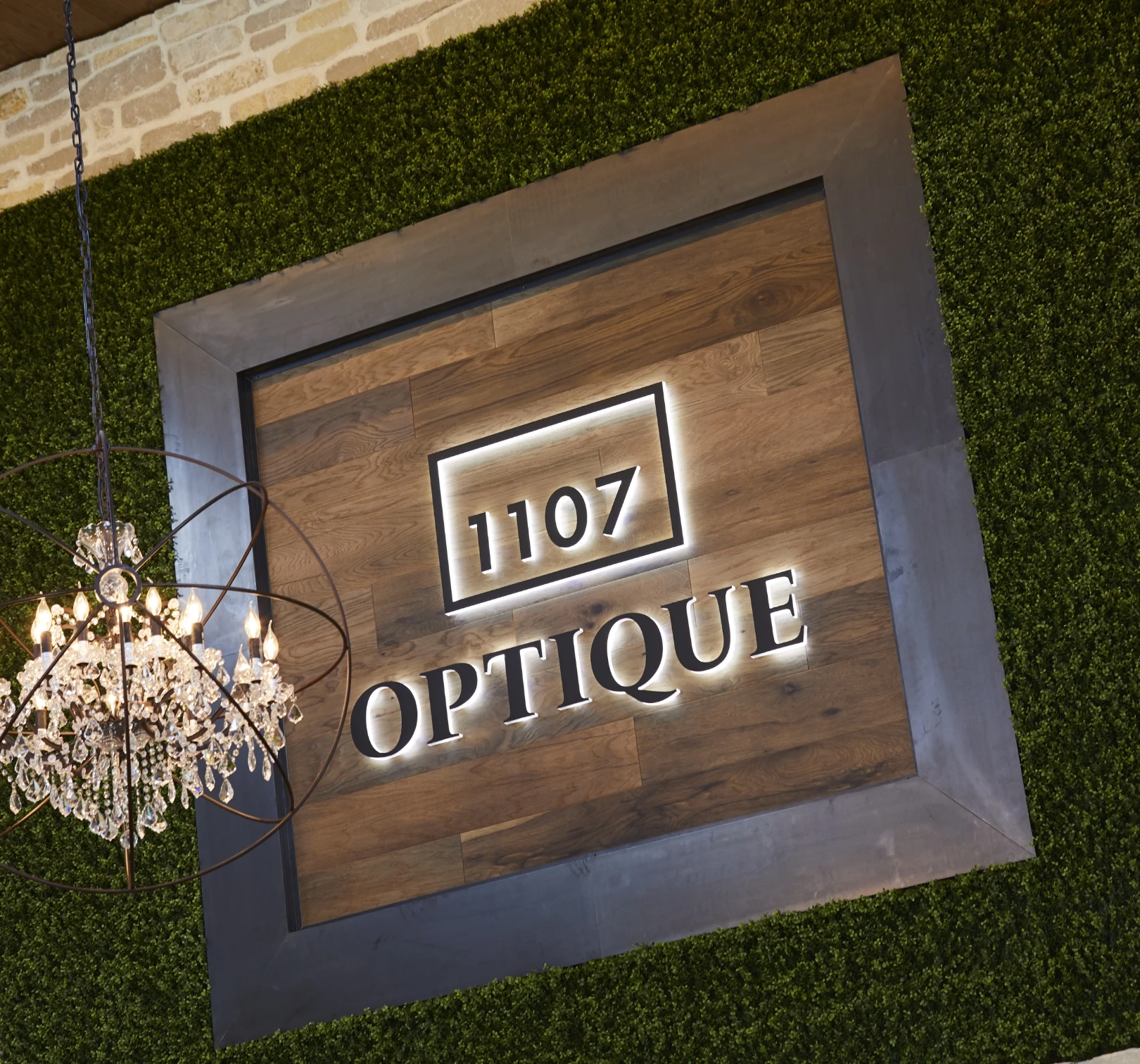 A sign with the word optique on it.