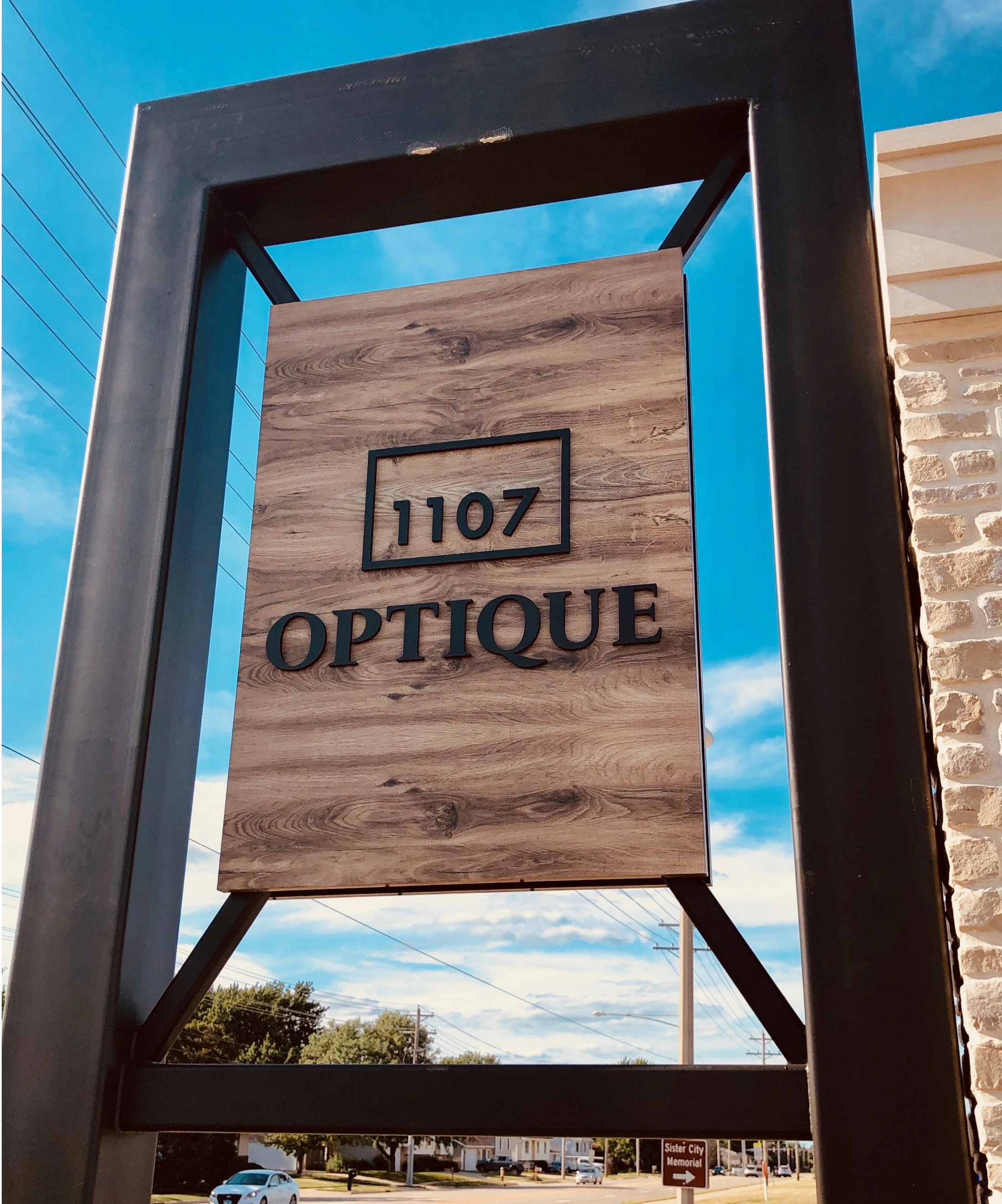 A sign that says optique in front of a building.